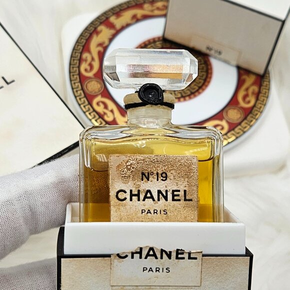 CHANEL No 19 Parfum - Picture 6 of 8
